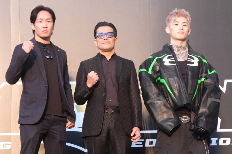 六本木ヒルズアリーナで行われた「超緊急会見」にて、対戦が決まった朝倉未来と平本蓮（中央にはRIZINの榊原信行CEO） ／ photograph by Norihiro Hashimoto