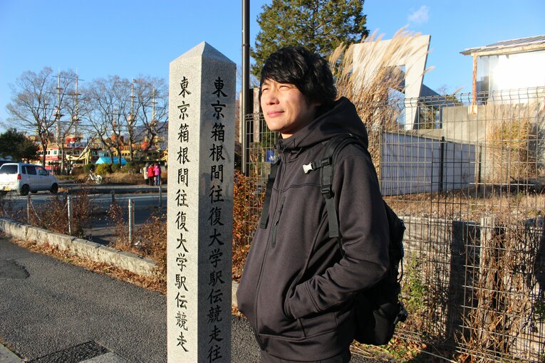 感慨深そうに目を細める筆者　©Number Web