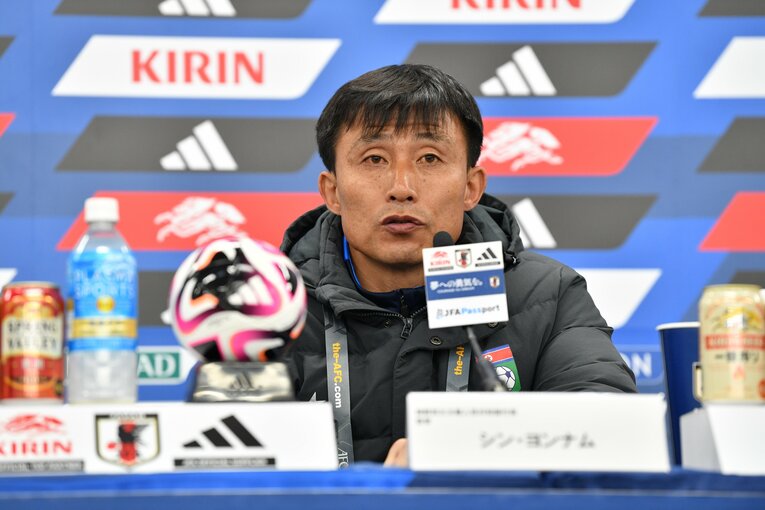 3月21日の日本戦後、記者会見に臨むサッカー北朝鮮代表のシン・ヨンナム監督　©JFA/AFLO