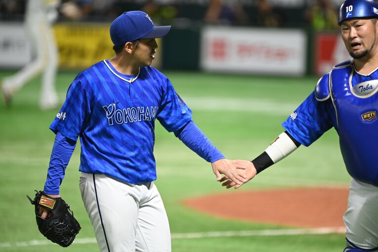 日本シリーズ第3戦、ピンチをしのいで戸柱とタッチする東克樹　©Naoya Sanuki