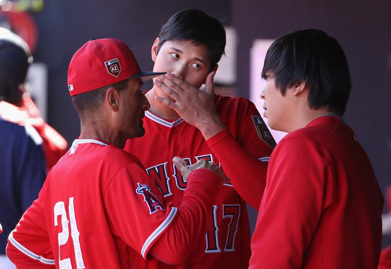 大谷のメジャー1年目、ベンチでエベルコーチ、水原一平通訳と　©Getty Images