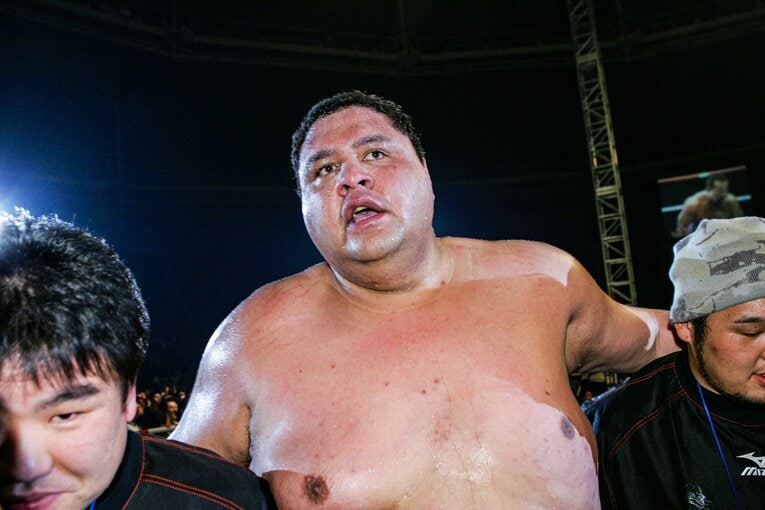 初勝利直後の曙。セコンドの肩を借りて花道を引き上げる　©Susumu Nagao