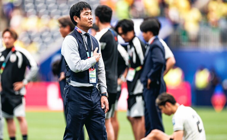 試合前に岩本氏のもとにメッセージを送っていたという森保監督。「いいサッカーをしたオランダ戦、チュニジア戦では必ずジャケットを脱いでいたという話をメディアでしたら『ブラジル戦はジャケット脱ぎます』と、わざわざ連絡が来たんだよ。ポイチさんらしいでしょ」　©︎Kiichi Matsumoto/JMPA