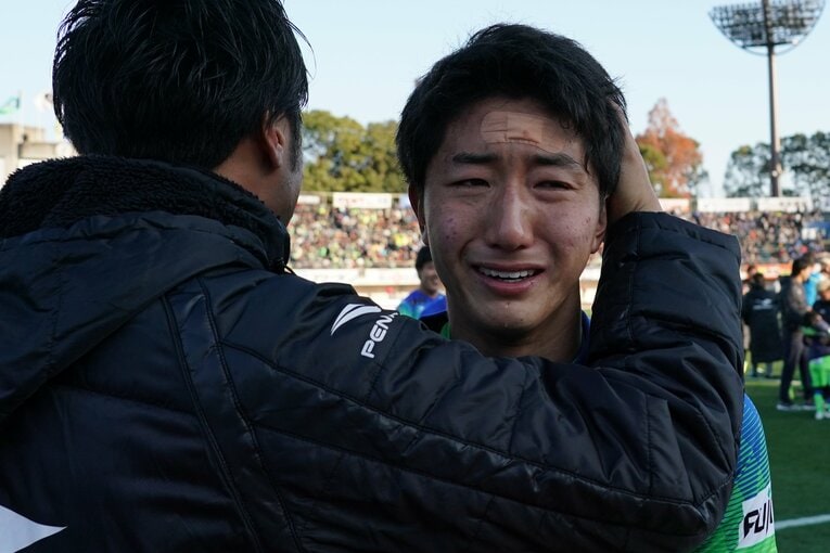 2019年のプレーオフ後、安堵の涙を流す金子大毅（現京都サンガF.C.）　©Hiroki Watanabe/Getty Images