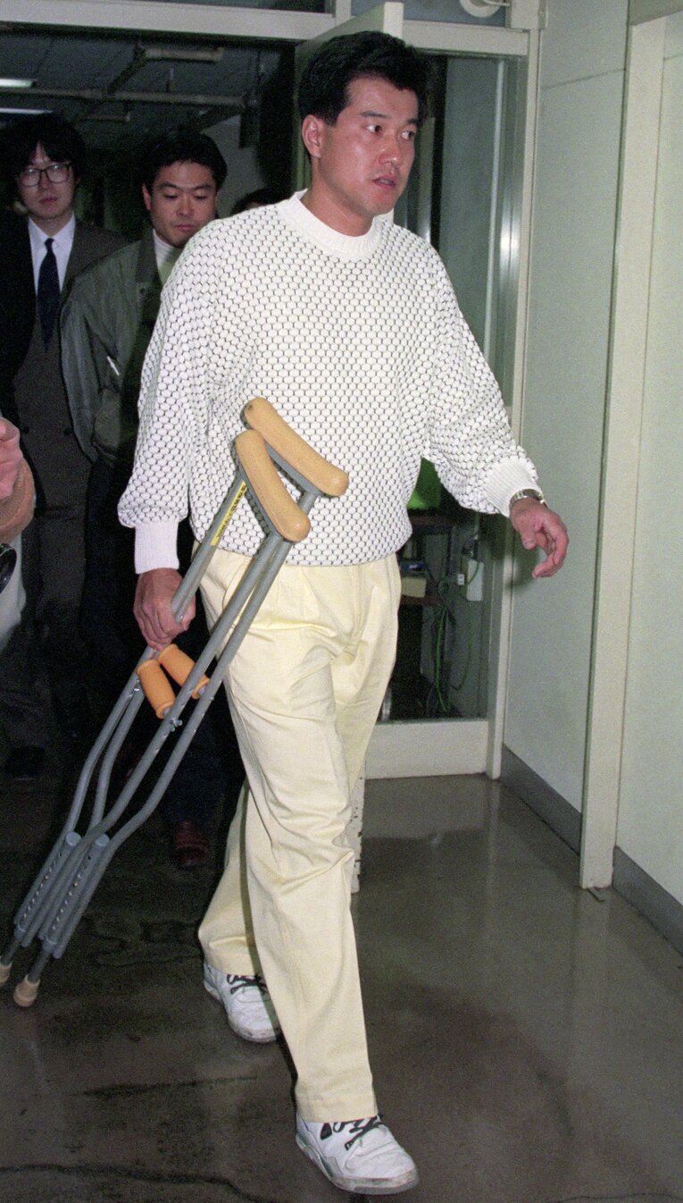 アキレス腱を断裂し、再検査で病院を訪れた原辰徳（1994年）　©︎KYODO