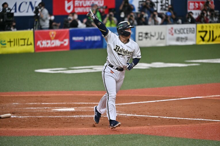 サヨナラ3ランを確信し、右腕を高々とあげて走り始めるオリックスの4番・吉田　©Hideki Sugiyama