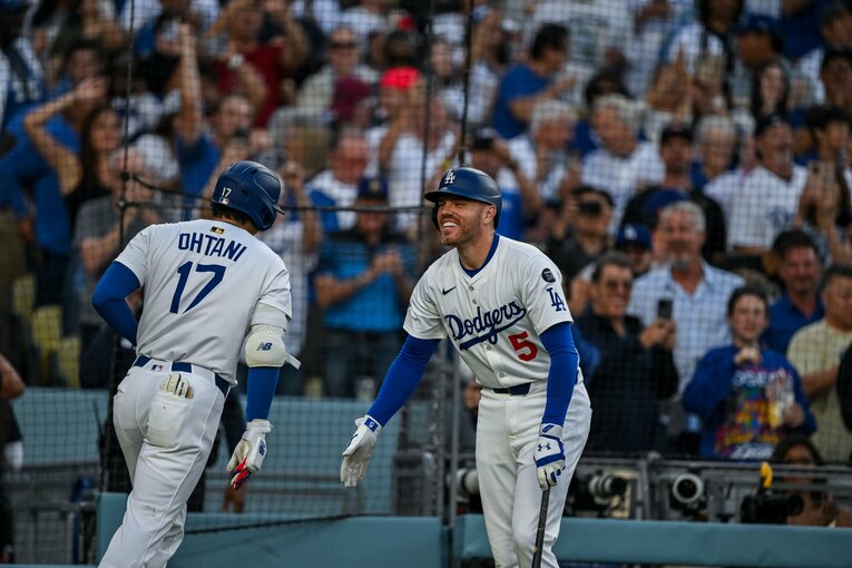 【Numberカメラマンが激写・大谷翔平の愛される日常】フリーマンからホームランを祝福される（写真はまだまだ続きます）　©Nanae Suzuki