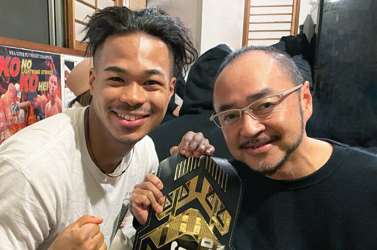 パリ五輪のボクシング71kg級に出場する岡澤セオンと、カメラマンの福田直樹。高校時代、岡澤は福田に「弟子入り」を志願したことがあるという ／ photograph by Naoki Fukuda