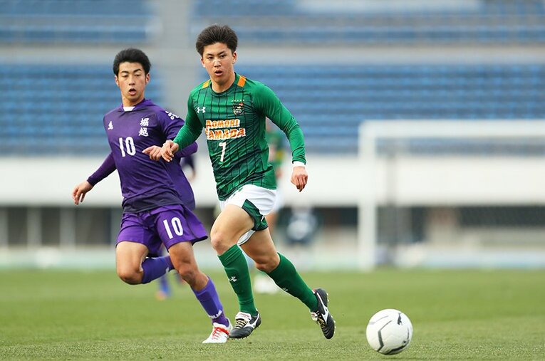 優勝候補・青森山田高校で好調ぶりが際立つ安斎颯馬（3年） ／ photograph by Naoki Morita/AFLO SPORT