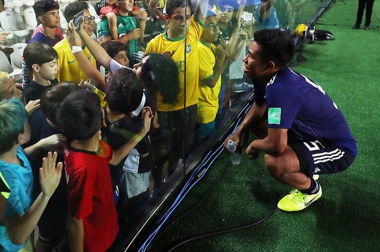 オランダ戦後、チビッ子ファンと交流する畑大雅。U-17日本代表の初戦がブラジルで賞賛されているというが、慢心せずアメリカ戦に臨んでほしい。 ／ photograph by Getty Images