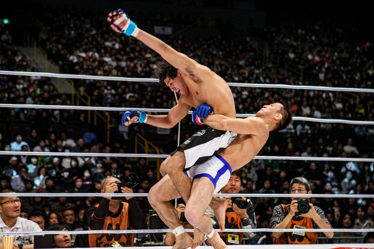 2007年の『やれんのか！』には旧PRIDE勢が集結し、一夜かぎりの復活祭に。五味戦以来1年ぶりの試合で、石田光洋はギルバート・メレンデスに判定勝ち