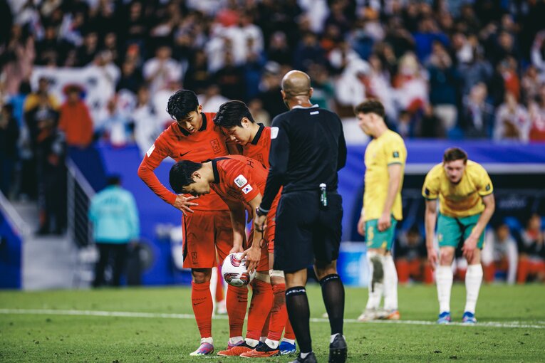 自信満々にボールを持つファン・ヒチャンに言葉をかけるソン・フンミン　©︎Kiichi Matsumoto 