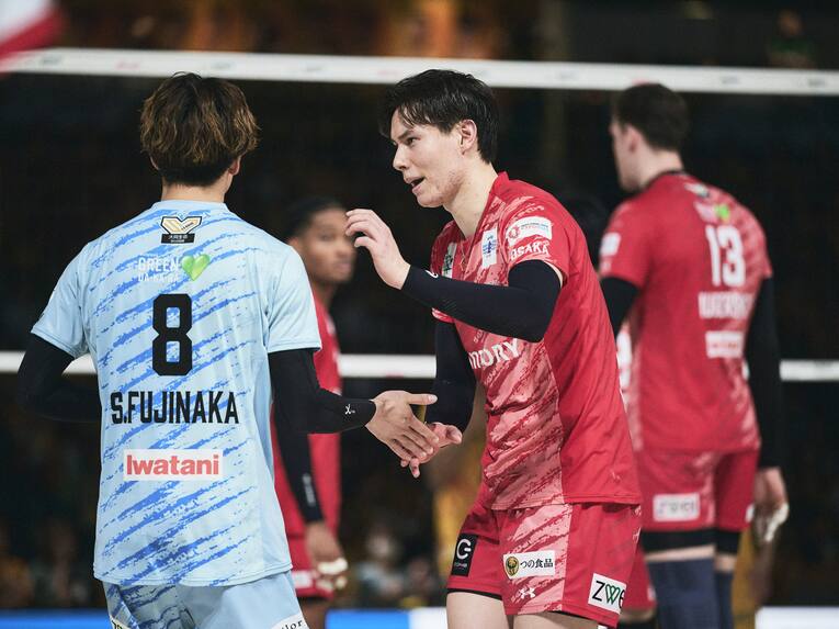 高橋藍、藤中颯志（サントリーサンバーズ大阪）　©︎Yuki Suenaga