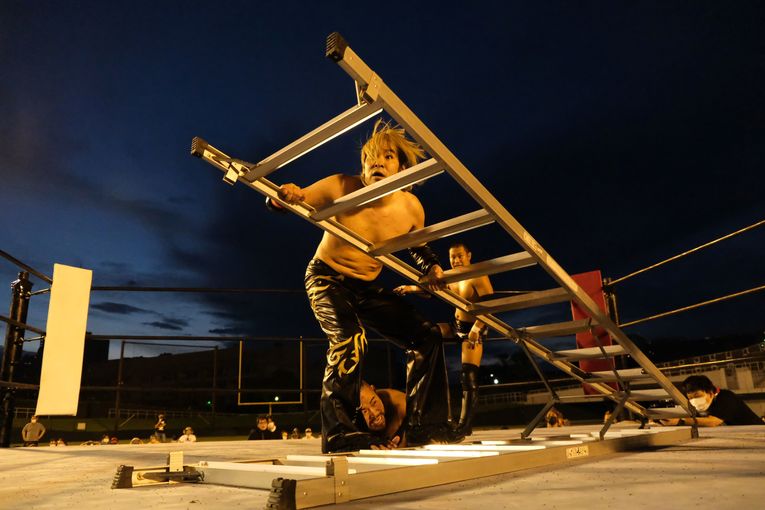 佐藤光留プロデュース『真夏の変態祭り』で諏訪魔に大仁田、鈴木みのるも大暴れ！ 灼熱の旧川崎球場で“1日6試合”の佐藤が感じたのは…？(16)