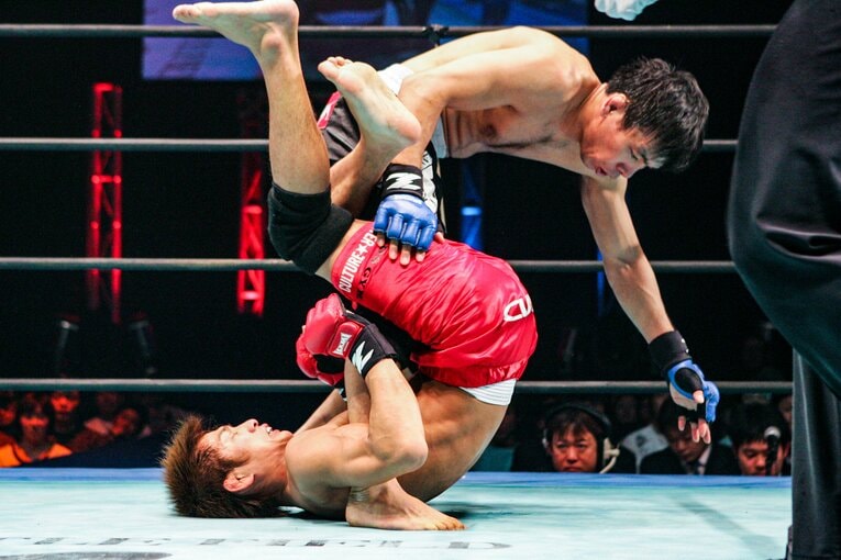 下から大石の足関節を狙う所　©Susumu Nagao