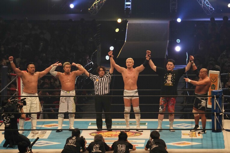 CHAOSのメンバーと勝ち名乗りをあげるオカダ・カズチカ　©Essei Hara