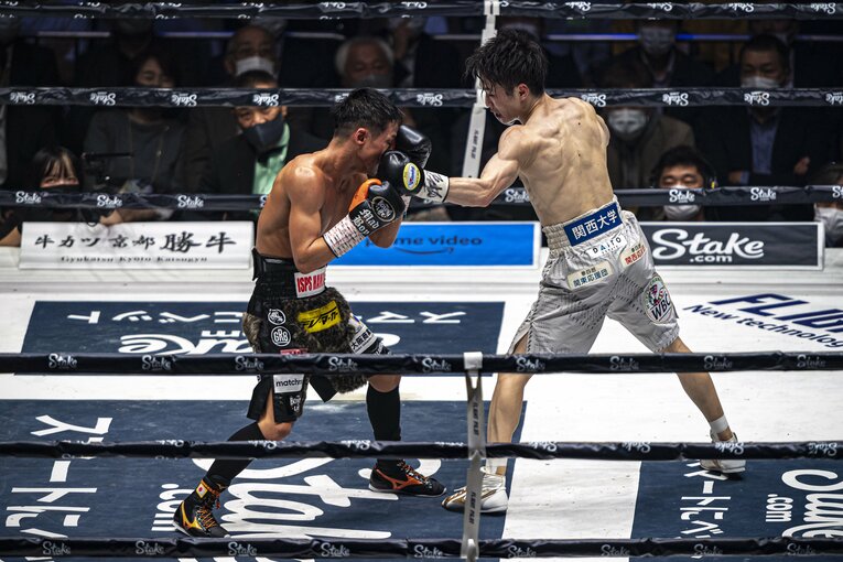 寺地の左を被弾する京口　©Takuya Sugiyama