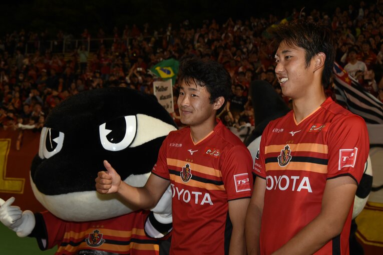 【日本サッカー名選手レア写真集】2019年の菅原由勢と伊藤洋輝（画像は右に続きます）　©Getty Images