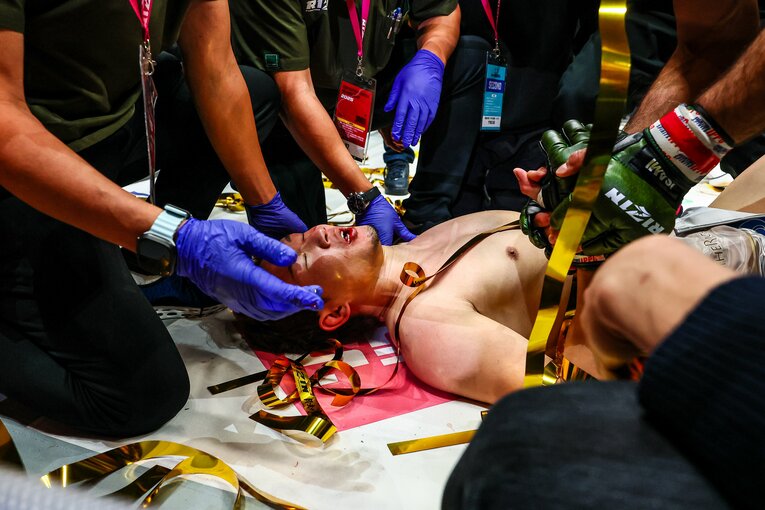 朝倉未来の拳をにぎるシェイドゥラエフ　©RIZIN FF Susumu Nagao