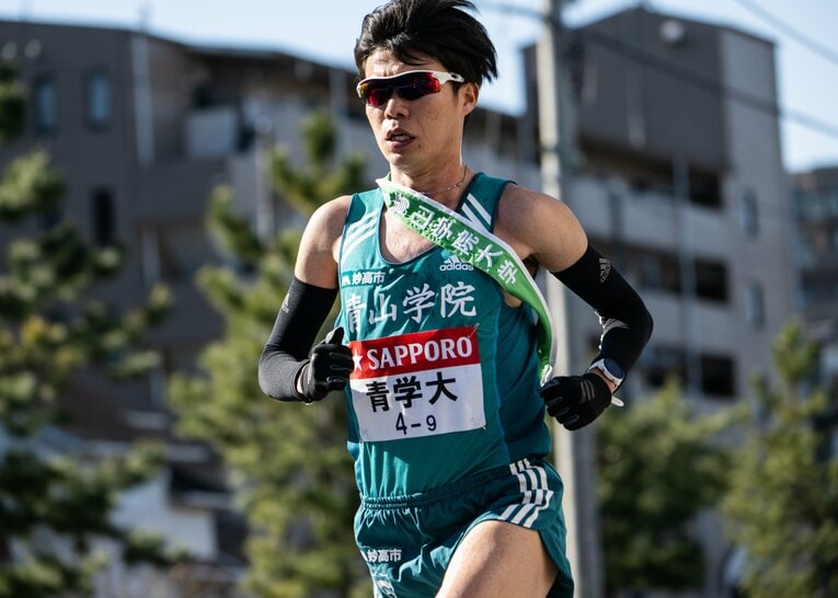 2022年、箱根駅伝9区で区間新をマークした青山学院大学の中村唯翔。篠藤淳の記録を14年ぶりに更新し、金栗四三杯を手にした　©Nanae Suzuki