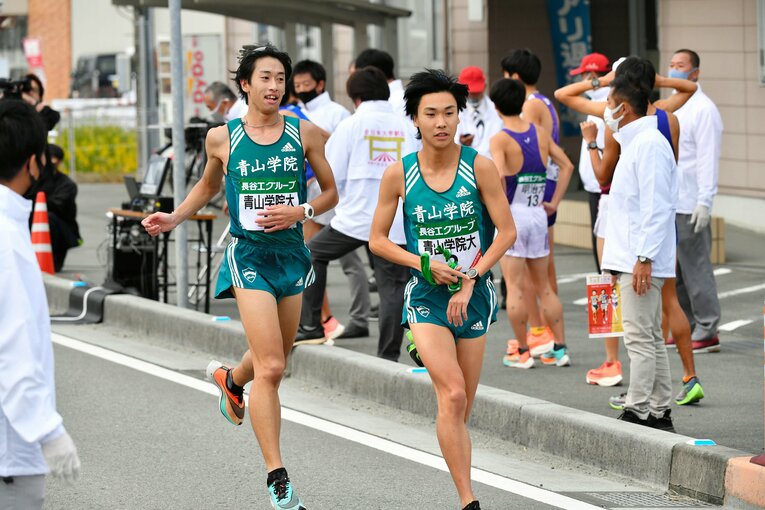 11月の全日本駅伝では7区神林勇太から1位でたすきを受け取った吉田圭太（右）。しかしその後、東海大・駒大・明大に追い抜かされ、4位でゴールした　©JIJI PRESS