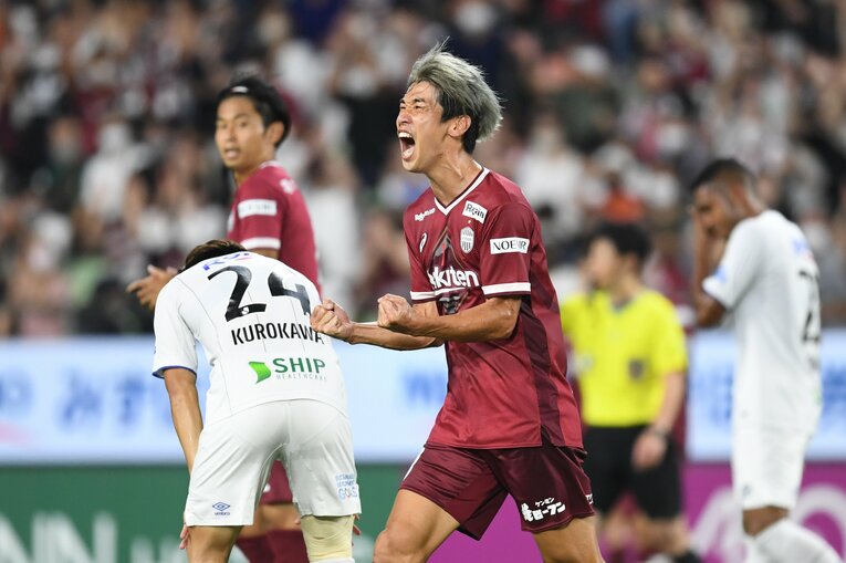 試合終了直後、大迫勇也のガッツポーズ