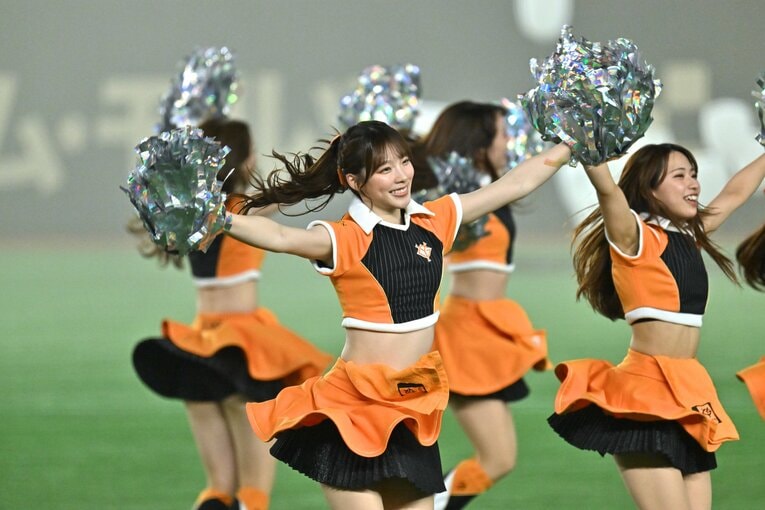 試合を盛り上げる巨人の公式マスコットガール「VENUS」　©Hideki Sugiyama