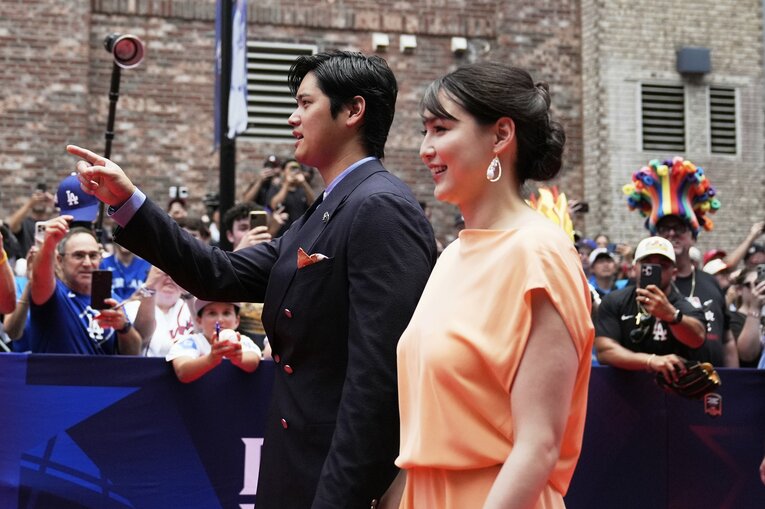 【“テレビに映らない”翔平＆真美子さんの球宴レッドカーペット／全10枚超】真美子夫人を颯爽とエスコート…写真はまだまだ続きます　©AP/AFLO