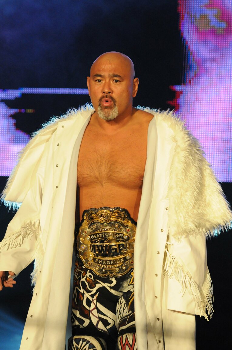 デザインの変わったIWGPベルトを巻いて入場する武藤。2008年10月13日、両国国技館