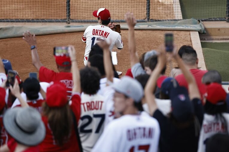投球練習に励む大谷翔平。現地での人気はやはり抜群だ ／ photograph by Michael Owens/Getty Images