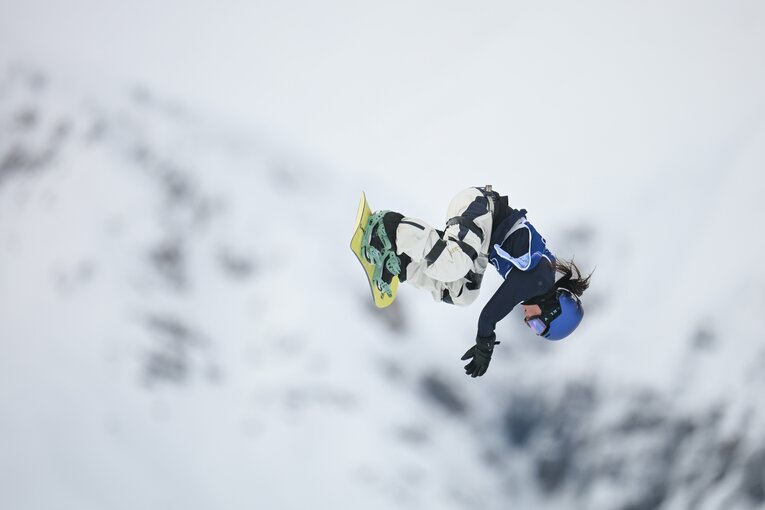 女子スノーボードのスロープスタイルで金メダルを獲得した深田茉莉の演技　©Nanae Suzuki / JMPA