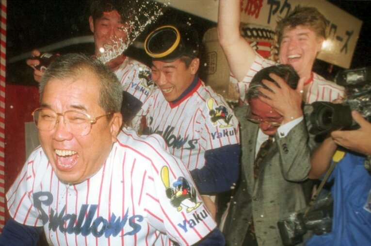 1995年リーグ優勝を果たしたヤクルト・野村監督（左）はビールかけでオマリー（右）の〝攻撃〟を受ける　 ／ photograph by SANKEI SHIMBUN