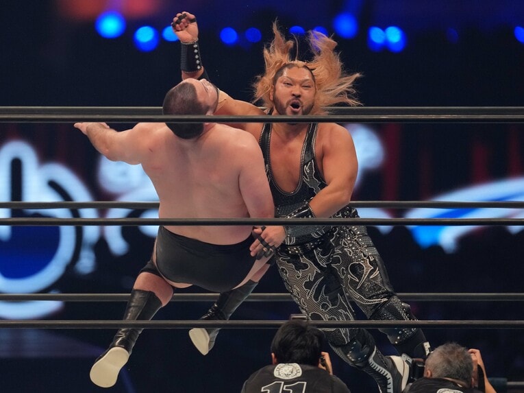 ウルフアロンにラリアットを浴びせるEVIL 　©Essei Hara