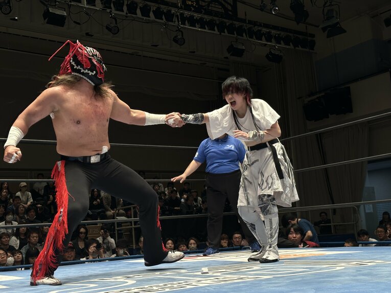 スワイプすると「エル・デスペラードvs葛西純」など激闘写真をご覧になれます　©Norihiro Hashimoto