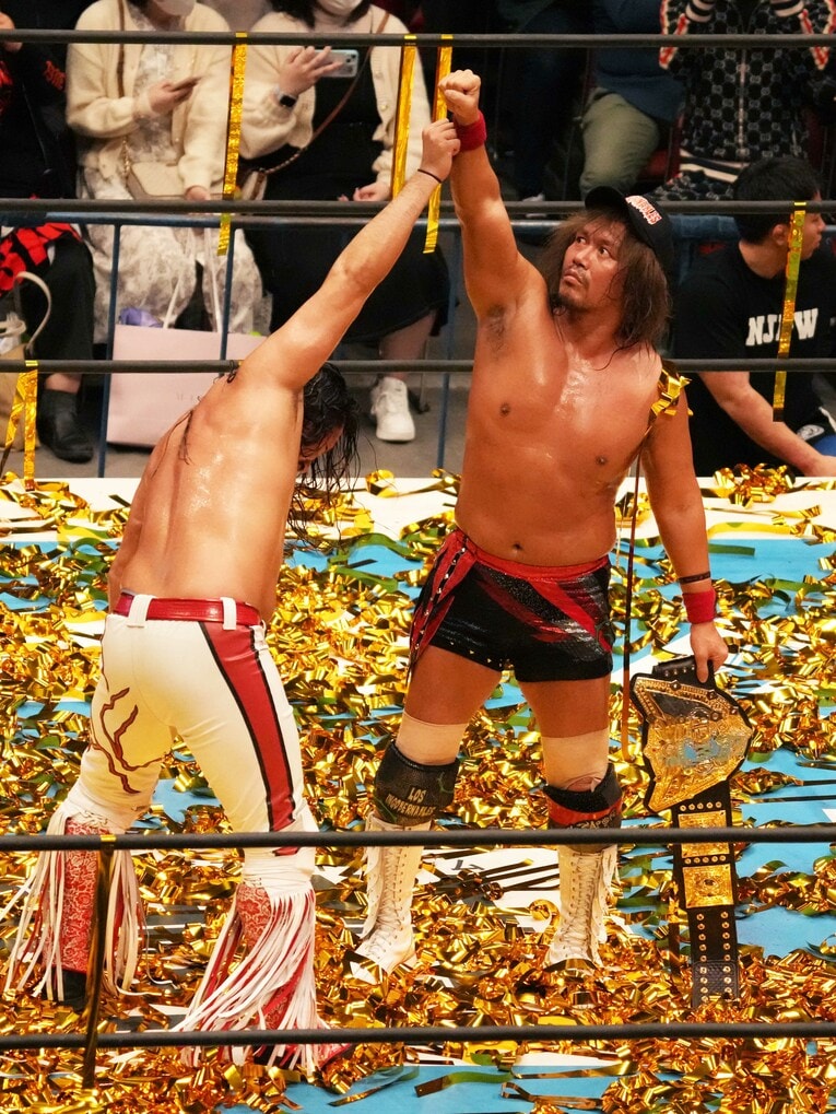 辻陽太とともに拳を突き上げる内藤哲也　©Essei Hara