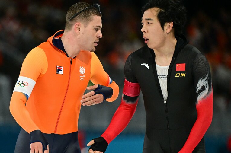 2月11日のスピードスケート男子100m。レース後、廉子文に詰め寄るベンネマルス ／ photograph by Getty Images