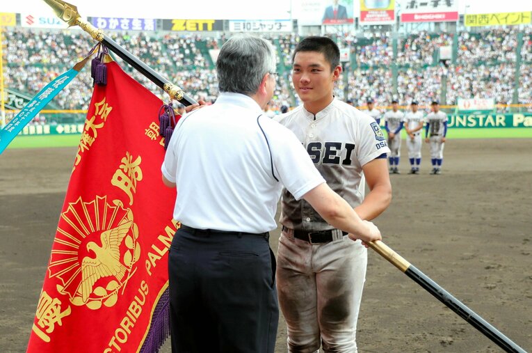 2019年夏の甲子園を制して優勝旗を受け取る履正社の主将・野口海音。それだけの実績があっても「社会人野球の壁は高かった」という ／ photograph by JIJI PRESS