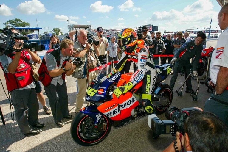 2002年のロッシはホンダRC211Vで連勝を重ね、16戦中11勝を挙げてタイトルを獲得　photograph by Satoshi Endo