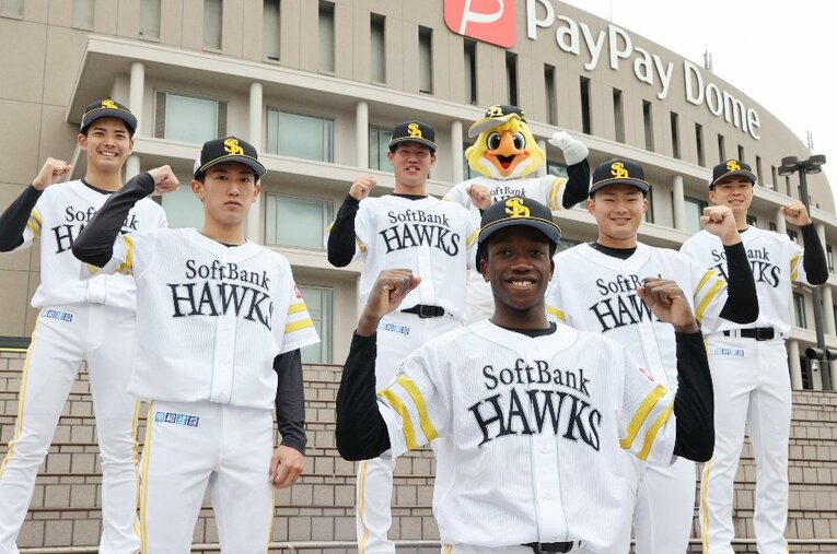 ソフトバンクの新入団選手たち（12月5日撮影）。笑顔で記念撮影するドラフト1位、イヒネ・イツア（手前中央）ら　※本文とは直接関係ありません ／ photograph by JIJI PRESS