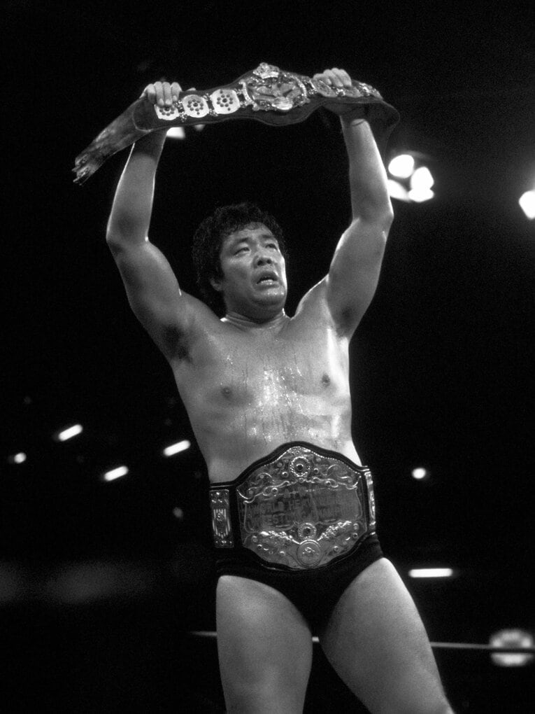 1984年2月23日、AWA世界ヘビー級王者となった鶴田はインターナショナルのベルトを掲げる