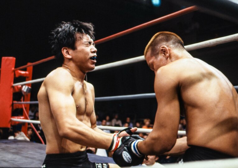 リアネイキドチョークでヨシダに敗れ、寝技（柔術）スキルの重要性を再確認した　©Susumu Nagao