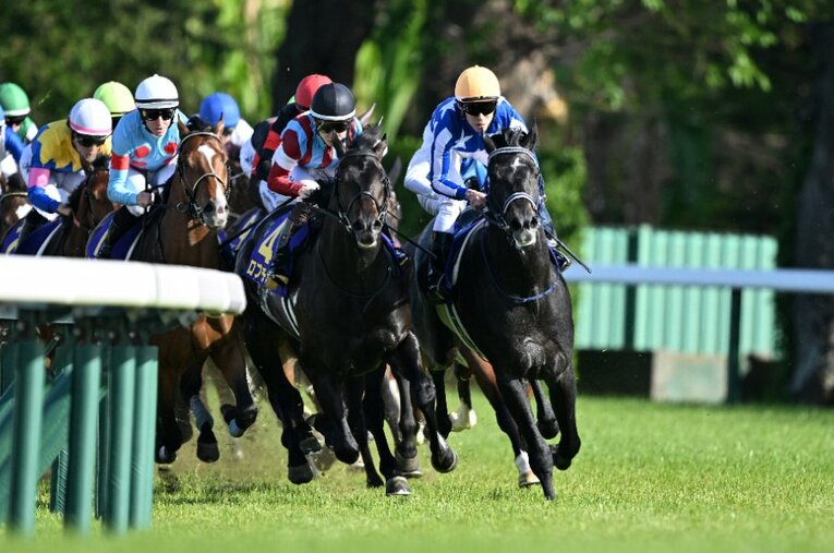 4コーナーでロブチェンに並びかけるリアライズシリウス。皐月賞は松山弘平と津村明秀、両騎手の思惑が交錯した名勝負となった ／ photograph by Keiji Ishikawa