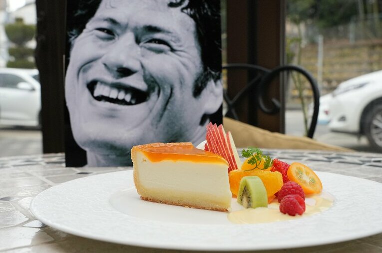 アントニオ猪木が愛した『デリチュース』のチーズケーキ。その断面図は美しく、口にすると思わず顔がほころぶ逸品だ ／ photograph by Essei Hara