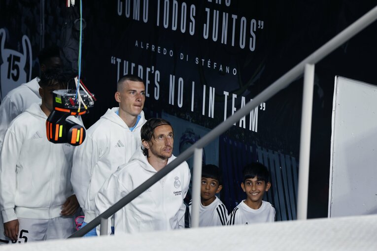 久保建英23歳vsモドリッチ39歳「吹っ飛ばし、抜き去った」後の敬意…“マドリー栄光の10番”涙と笑顔の別れ「好きになった言葉を」(5)