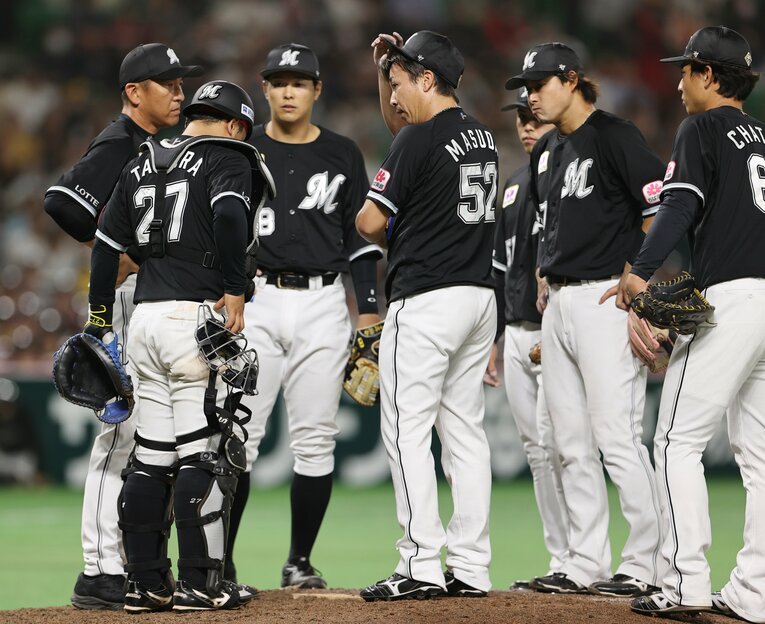 マリーンズの守護神・益田。幾度となくピンチを迎え、失敗してもその度力強く乗り越えてきた　©︎JIJI PRESS
