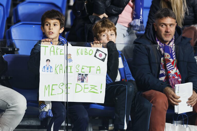 恒例の「タケ・クボ、ユニちょうだい」応援ボード…久保建英を愛するソシエダの少年少女たち（全30枚）　©Daisuke Nakashima