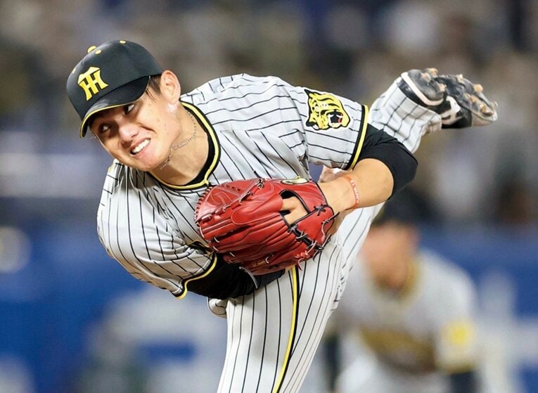 '22年5月18日の敵地ヤクルト戦ではチーム15年ぶりの「8番・投手」で先発し、プロ初完投とプロ初本塁打を同日達成した　©Asahi Shimbun