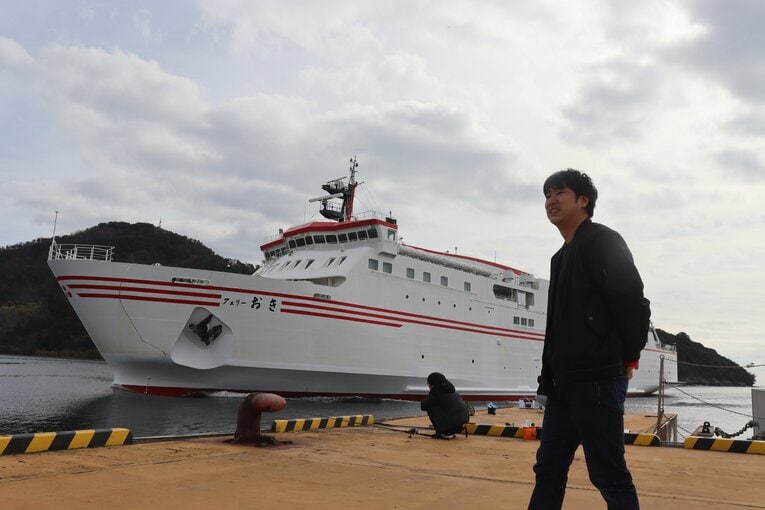 島根・鳥取県境の港から高速船で1時間の場所にある。フェリーは「島民の足」　©Yuki Kashimoto