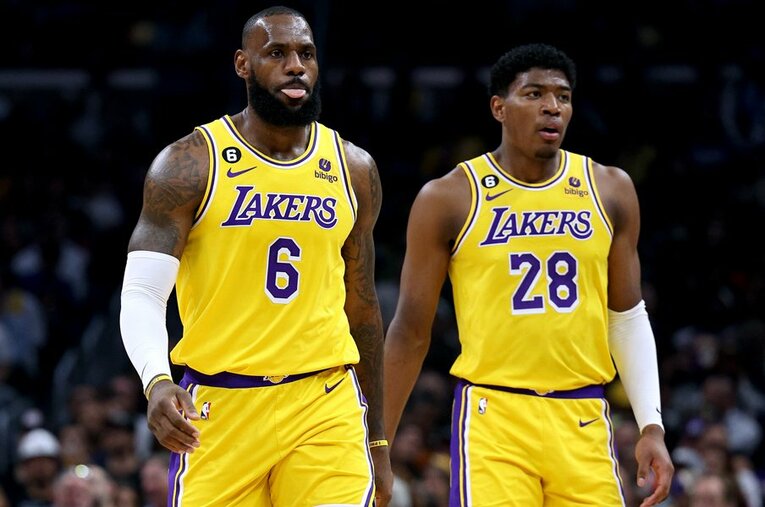 プレーオフ初戦では29得点をあげる活躍を見せた八村塁。レブロン・ジェームズ（左）の助言も成長を後押ししている ／ photograph by Getty Images