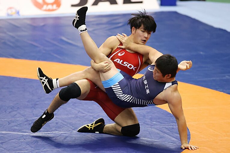 昨年12月に行われた全日本選手権男子フリー92kg級決勝での高谷惣亮（上）。史上初の4階級制覇を成し遂げた ／ photograph by AFLO